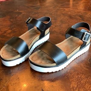 RARELY WORN COMFY BLACK & WHITE PLATFORM SANDALS-Size 8.5M